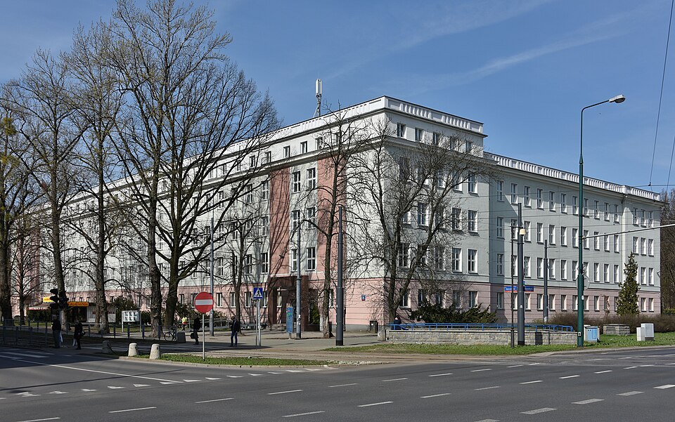 Budynek przy ulicy Rakowieckiej 26/30 w Warszawie, gdzie mieści się Centrala NFZ. Fotografia archiwalna z 2017 roku.