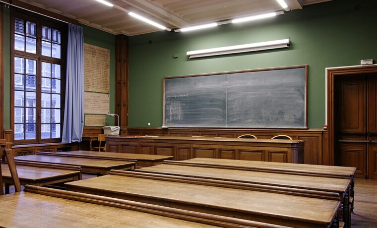 Pusta sala dydaktyczna École nationale des chartes w Paryżu. Ilustracja tematu edukacji, nie przedstawia szkoły objętej kontrolą NIK.