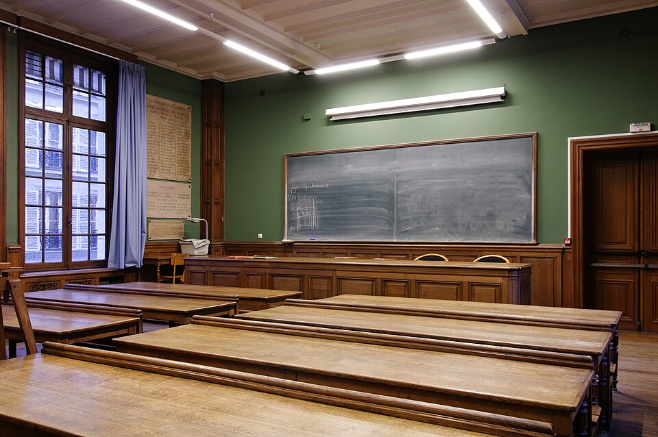 Pusta sala dydaktyczna École nationale des chartes w Paryżu. Ilustracja tematu edukacji, nie przedstawia szkoły objętej kontrolą NIK.
