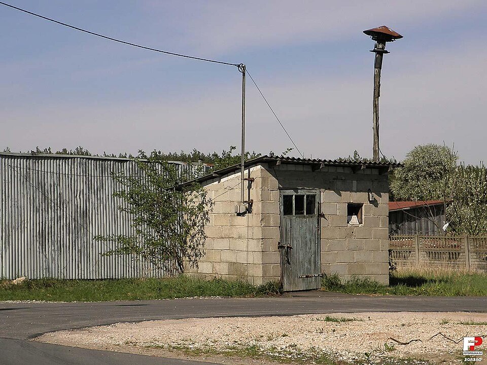 Punkt alarmowy z syreną w Branicy, fotografia z 2012 roku autorstwa Rafała T, Fotopolska.eu. Ilustracja ostrzegania ludności, nie inwestycji programu 2027–2031.