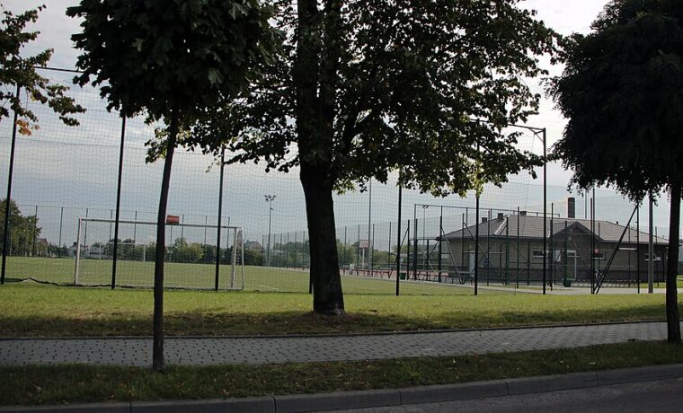 Boisko Orlik w Warcie, fotografia z września 2017 roku. Zdjęcie archiwalne infrastruktury, nie imprezy z październikowego kalendarza Aktywny Orlik.