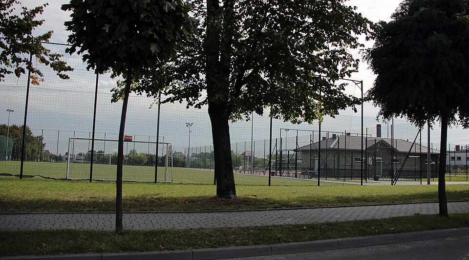 Boisko Orlik w Warcie, fotografia z września 2017 roku. Zdjęcie archiwalne infrastruktury, nie imprezy z październikowego kalendarza Aktywny Orlik.