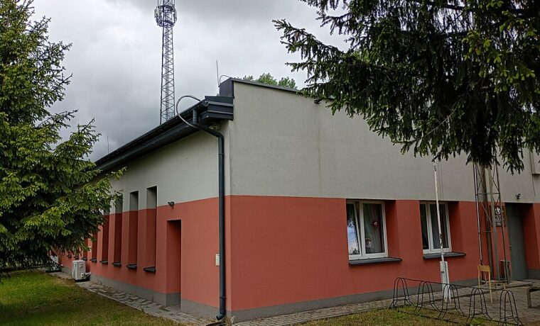 Remiza Ochotniczej Straży Pożarnej w Baniosze, fotografia z maja 2025 roku. Ilustracja działalności OSP, bez przypisania tej jednostki do beneficjentów konkursu.