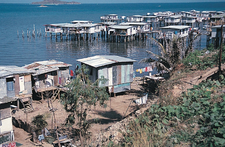 Domy nad wodą w dzielnicy Koki w Port Moresby w Papui-Nowej Gwinei, zdjęcie archiwalne opublikowane w 2005 roku. Nie dokumentuje bieżącej powodzi ani skutków zmian klimatu.