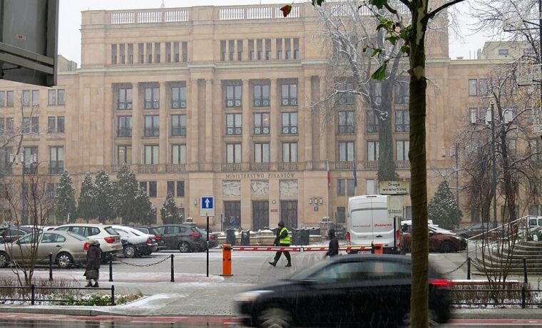 Siedziba Ministerstwa Finansów przy ulicy Świętokrzyskiej 12 w Warszawie, fotografia z listopada 2017 roku. Zdjęcie instytucji prowadzącej konsultacje PPK.