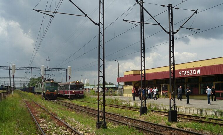 Pociąg EN57 podczas specjalnego przejazdu miłośników kolei w Staszowie w czerwcu 2012 roku. Fotografia archiwalna, nie regularne połączenie przywrócone w 2026 roku.