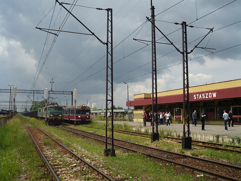 Pociąg EN57 podczas specjalnego przejazdu miłośników kolei w Staszowie w czerwcu 2012 roku. Fotografia archiwalna, nie regularne połączenie przywrócone w 2026 roku.