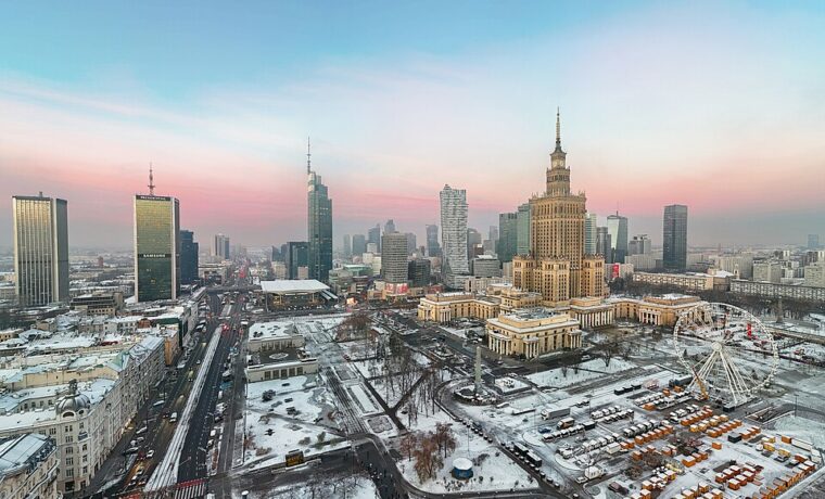 Panorama centrum Warszawy o zimowym wschodzie słońca, 21 listopada 2025 roku. Ilustracja obszaru stołecznego, nie rozkładu produkcji za rok 2024.