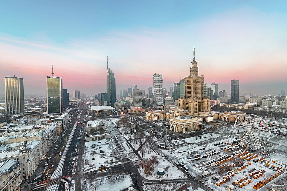 Panorama centrum Warszawy o zimowym wschodzie słońca, 21 listopada 2025 roku. Ilustracja obszaru stołecznego, nie rozkładu produkcji za rok 2024.