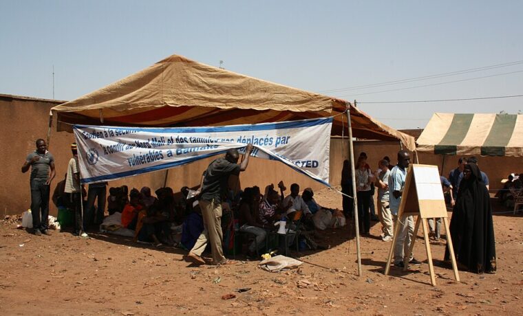 Punkt dystrybucji żywności WFP w Bamako w Mali, fotografia z 18 lutego 2013 roku. Zdjęcie archiwalne pomocy dla przesiedlonych, nie wydarzenia z 2026 roku.