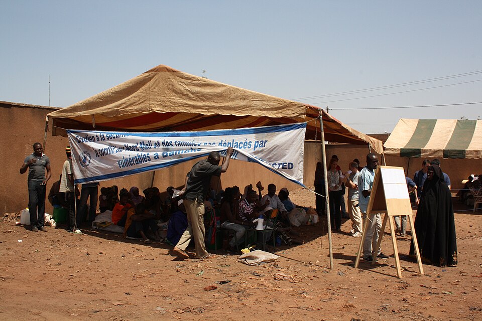 Punkt dystrybucji żywności WFP w Bamako w Mali, fotografia z 18 lutego 2013 roku. Zdjęcie archiwalne pomocy dla przesiedlonych, nie wydarzenia z 2026 roku.