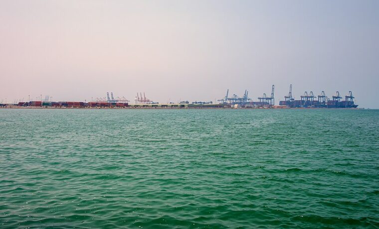 Port morski w Dżuddzie w Arabii Saudyjskiej, fotografia z 2022 roku. Ilustracja infrastruktury handlowej, nie konkretnej dostawy polskiego drobiu.