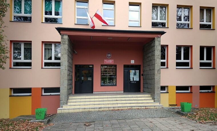 Wejście do Szkoły Podstawowej nr 3 w Bielsku-Białej w 2020 roku. Ilustracja bezpieczeństwa placówek, nie miejsca opisanych ataków ani policyjnej akcji.