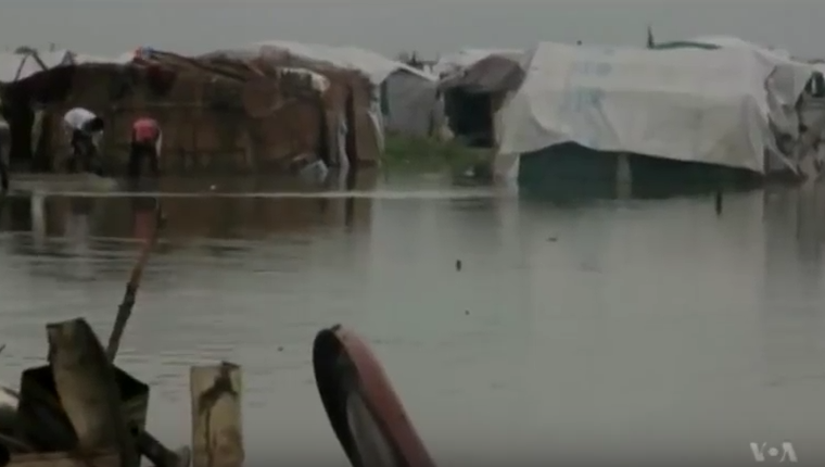 Zalany teren obozu w Bentiu w Sudanie Południowym, kadr materiału Voice of America z 12 sierpnia 2014 roku. Obraz archiwalny, nie dokumentacja stanu z października 2026.