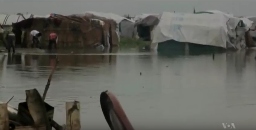 Zalany teren obozu w Bentiu w Sudanie Południowym, kadr materiału Voice of America z 12 sierpnia 2014 roku. Obraz archiwalny, nie dokumentacja stanu z października 2026.