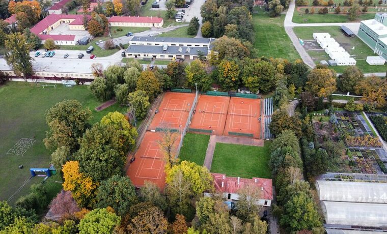 Korty tenisowe WKS Wawel w Krakowie, fotografia lotnicza z października 2024 roku. Pokazuje lokalizację inwestycji, nie jej zakończenie po nowym dofinansowaniu.