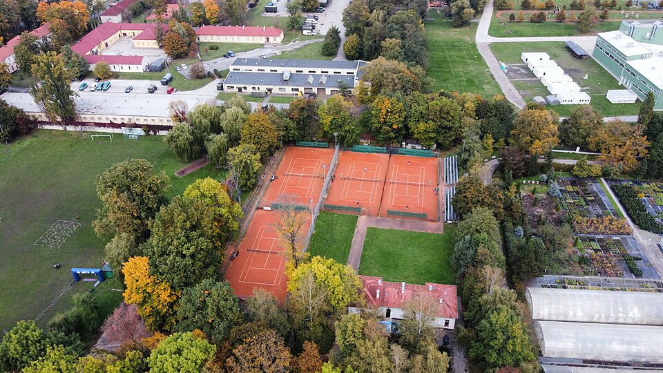 Korty tenisowe WKS Wawel w Krakowie, fotografia lotnicza z października 2024 roku. Pokazuje lokalizację inwestycji, nie jej zakończenie po nowym dofinansowaniu.