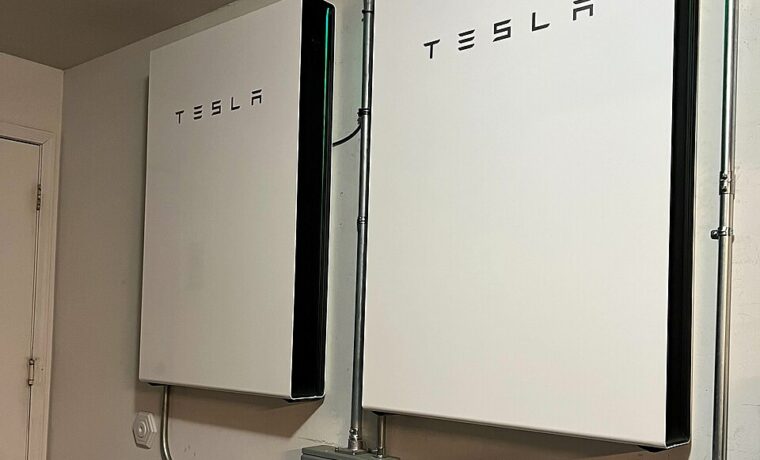 Dwa magazyny Tesla Powerwall 3 zamontowane wewnątrz budynku mieszkalnego, fotografia z 2024 roku. Ilustracja technologii, nie rekomendacja marki ani potwierdzenie kwalifikacji do polskiej dotacji.