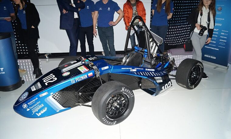 Bolid Formula Student MSP16 prezentowany w 2016 roku. Fotografia archiwalna działalności studenckiej, bez przypisania temu pojazdowi finansowania FERS.
