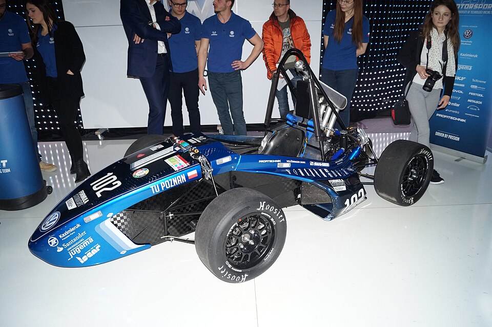 Bolid Formula Student MSP16 prezentowany w 2016 roku. Fotografia archiwalna działalności studenckiej, bez przypisania temu pojazdowi finansowania FERS.