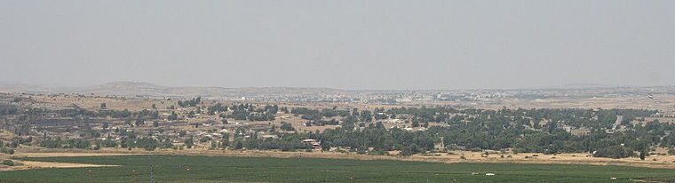 Panorama Quneitry w Syrii od zachodu, fotografia z 18 lipca 2009 roku. Widoczne ruiny są historyczne; zdjęcie nie dokumentuje operacji ani zniszczeń z 2026 roku.