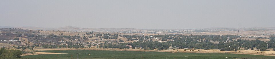 Panorama Quneitry w Syrii od zachodu, fotografia z 18 lipca 2009 roku. Widoczne ruiny są historyczne; zdjęcie nie dokumentuje operacji ani zniszczeń z 2026 roku.