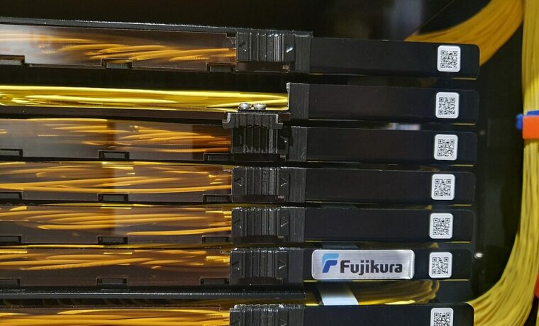Włókna optyczne Fujikura w ekspozycji Science Museum, fotografia z 3 lipca 2022 roku. Ilustracja technologii światłowodowej, nie polskiej sieci operatora.