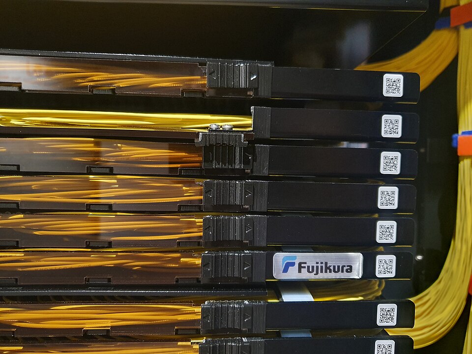 Włókna optyczne Fujikura w ekspozycji Science Museum, fotografia z 3 lipca 2022 roku. Ilustracja technologii światłowodowej, nie polskiej sieci operatora.