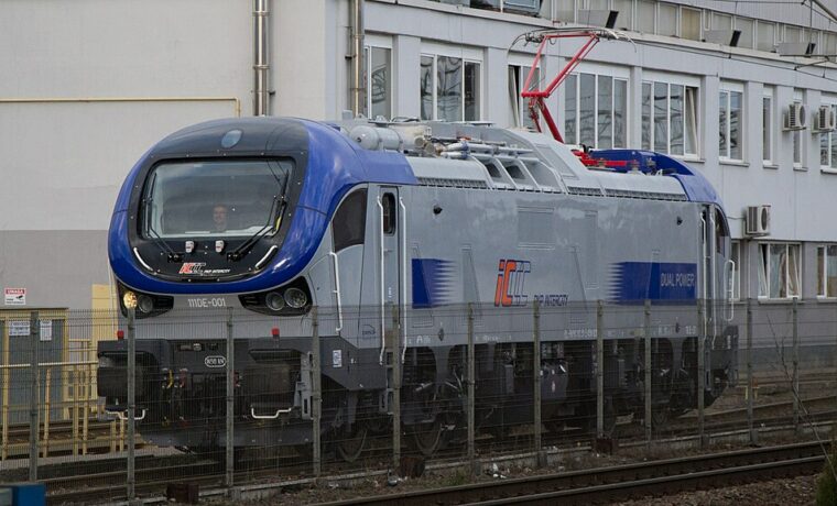 Lokomotywa PKP Intercity 111ED-001 w Bydgoszczy w lutym 2022 roku. Fotografia ilustracyjna taboru, bez potwierdzenia finansowania tego pojazdu z KPO.