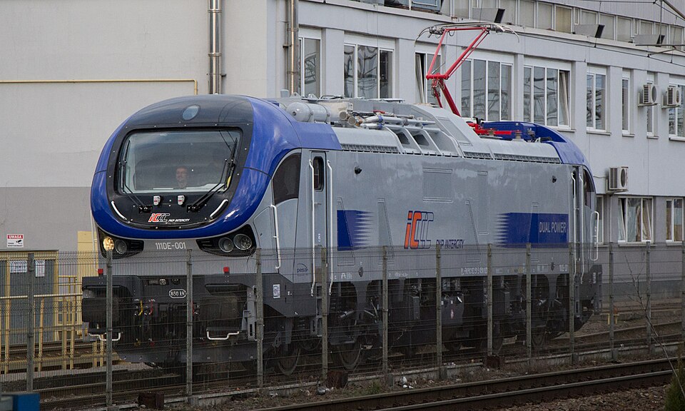 Lokomotywa PKP Intercity 111ED-001 w Bydgoszczy w lutym 2022 roku. Fotografia ilustracyjna taboru, bez potwierdzenia finansowania tego pojazdu z KPO.