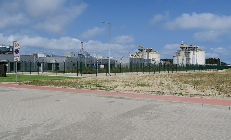 Widok terminalu LNG w Świnoujściu, przykład infrastruktury związanej z zakresem omawianej regulacji.