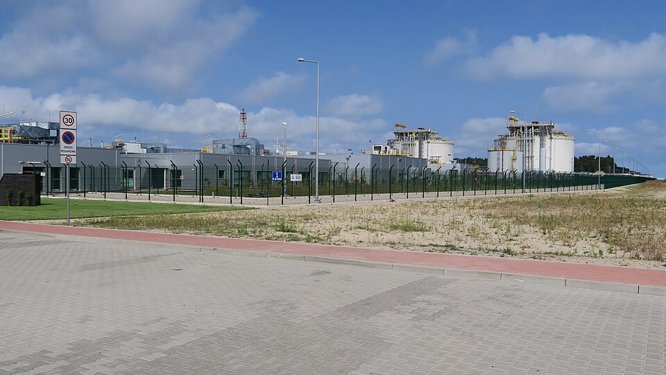 Widok terminalu LNG w Świnoujściu, przykład infrastruktury związanej z zakresem omawianej regulacji.