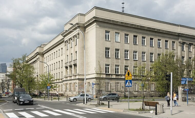 Szpital Kliniczny Dzieciątka Jezus przy ulicy Lindleya 4 w Warszawie, fotografia z kwietnia 2022 roku. Zdjęcie budynku, nie gotowych miejsc ukrycia.