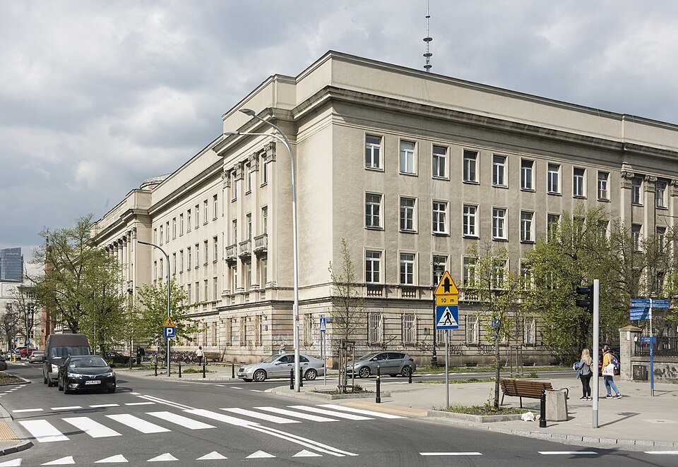 Szpital Kliniczny Dzieciątka Jezus przy ulicy Lindleya 4 w Warszawie, fotografia z kwietnia 2022 roku. Zdjęcie budynku, nie gotowych miejsc ukrycia.