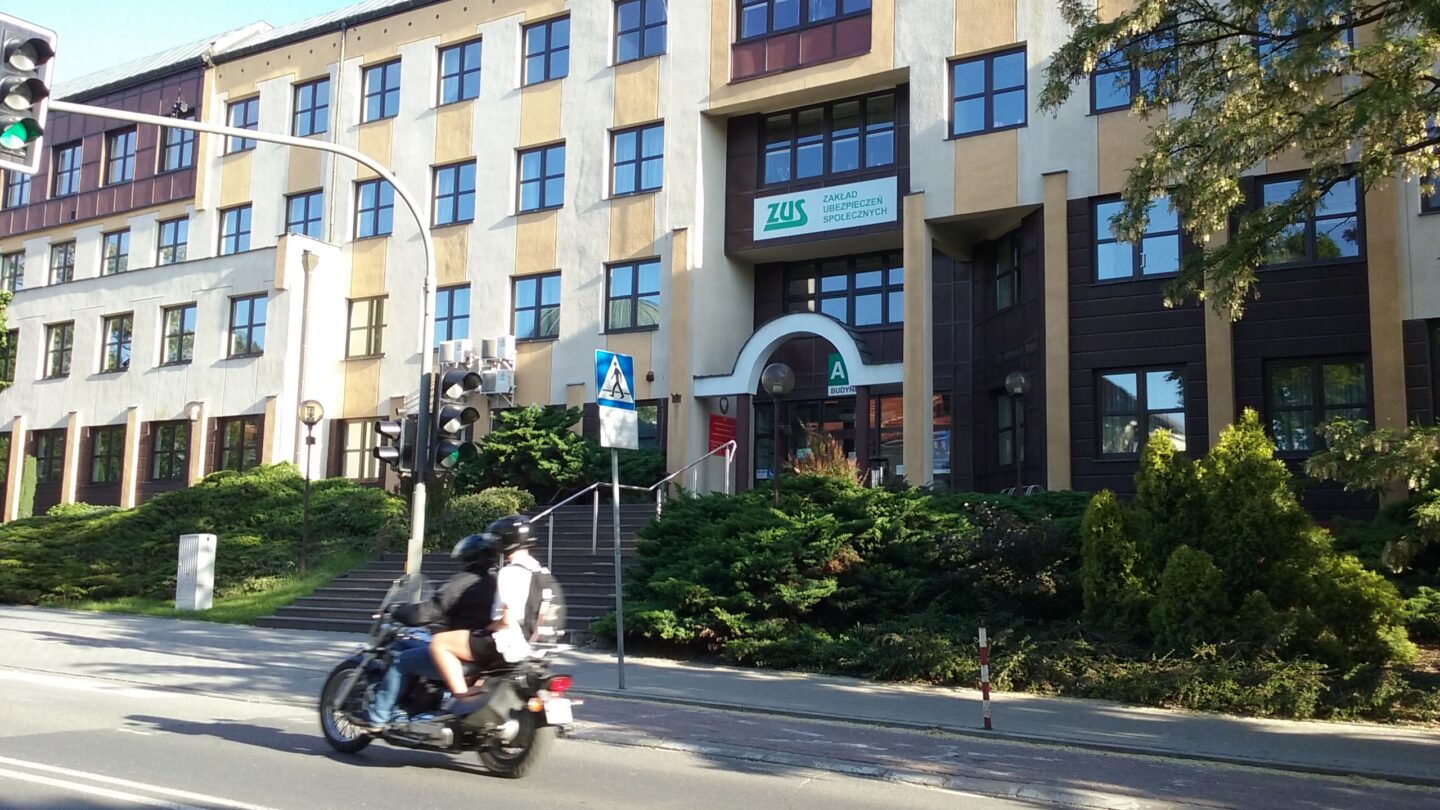 Budynek Zakładu Ubezpieczeń Społecznych w Tomaszowie Mazowieckim, fotografia z 2018 roku, ilustracja systemu ubezpieczeń społecznych.