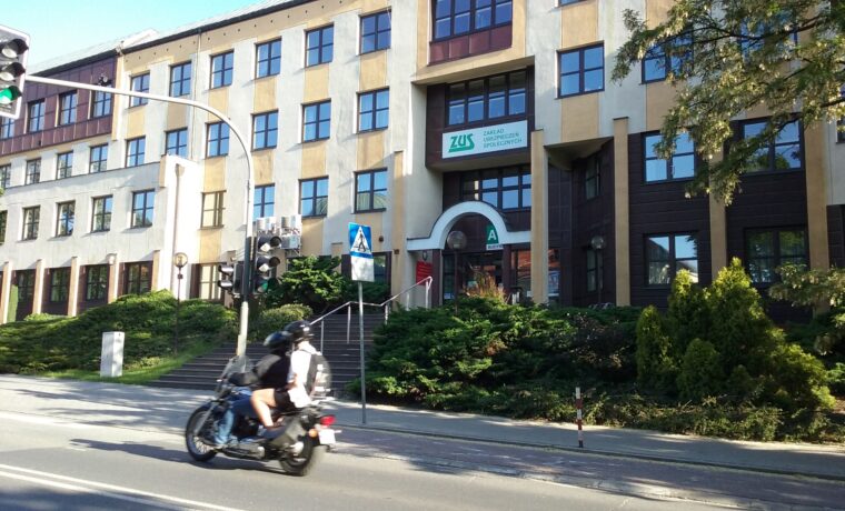 Budynek Zakładu Ubezpieczeń Społecznych w Tomaszowie Mazowieckim, fotografia z 2018 roku, ilustracja systemu ubezpieczeń społecznych.