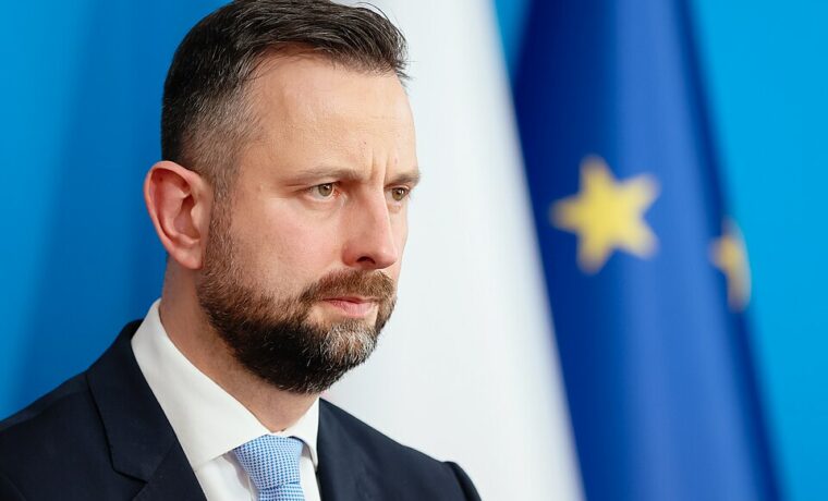Władysław Kosiniak-Kamysz podczas konferencji prasowej 30 kwietnia 2024 roku; fotografia archiwalna, nie przedstawia uroczystości w Żaganiu.