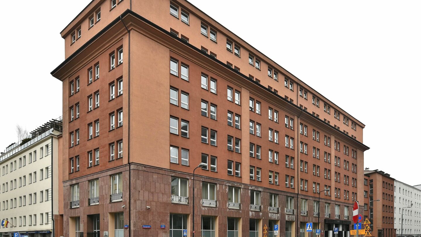 Budynek Ministerstwa Rodziny, Pracy i Polityki Społecznej przy ul. Nowogrodzkiej w Warszawie, fotografia z 2017 roku.