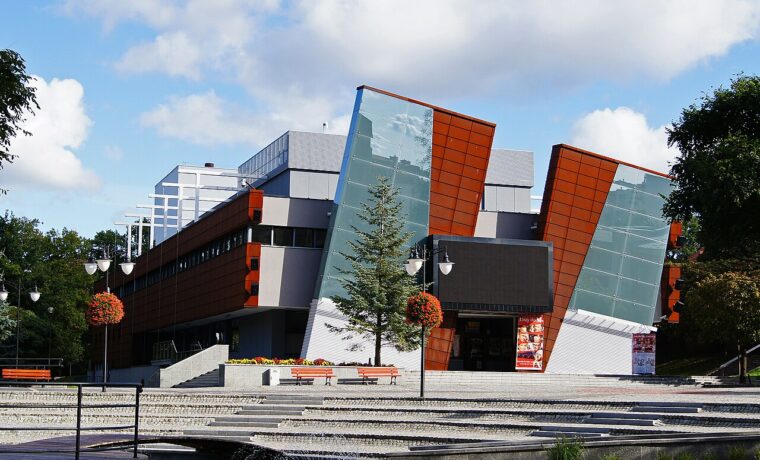 Kinoteatr w Kwidzynie przy Katedralnej na archiwalnej fotografii z 2011 roku; jedna z miejscowych scen programu ANIMO