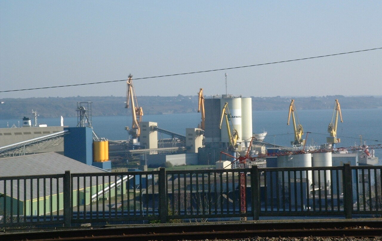 Widok portu w Brest we Francji, ilustracja atlantyckiej gospodarki morskiej; nie nowa inwestycja finansowana z projektowanej strategii