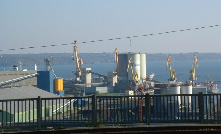 Widok portu w Brest we Francji, ilustracja atlantyckiej gospodarki morskiej; nie nowa inwestycja finansowana z projektowanej strategii