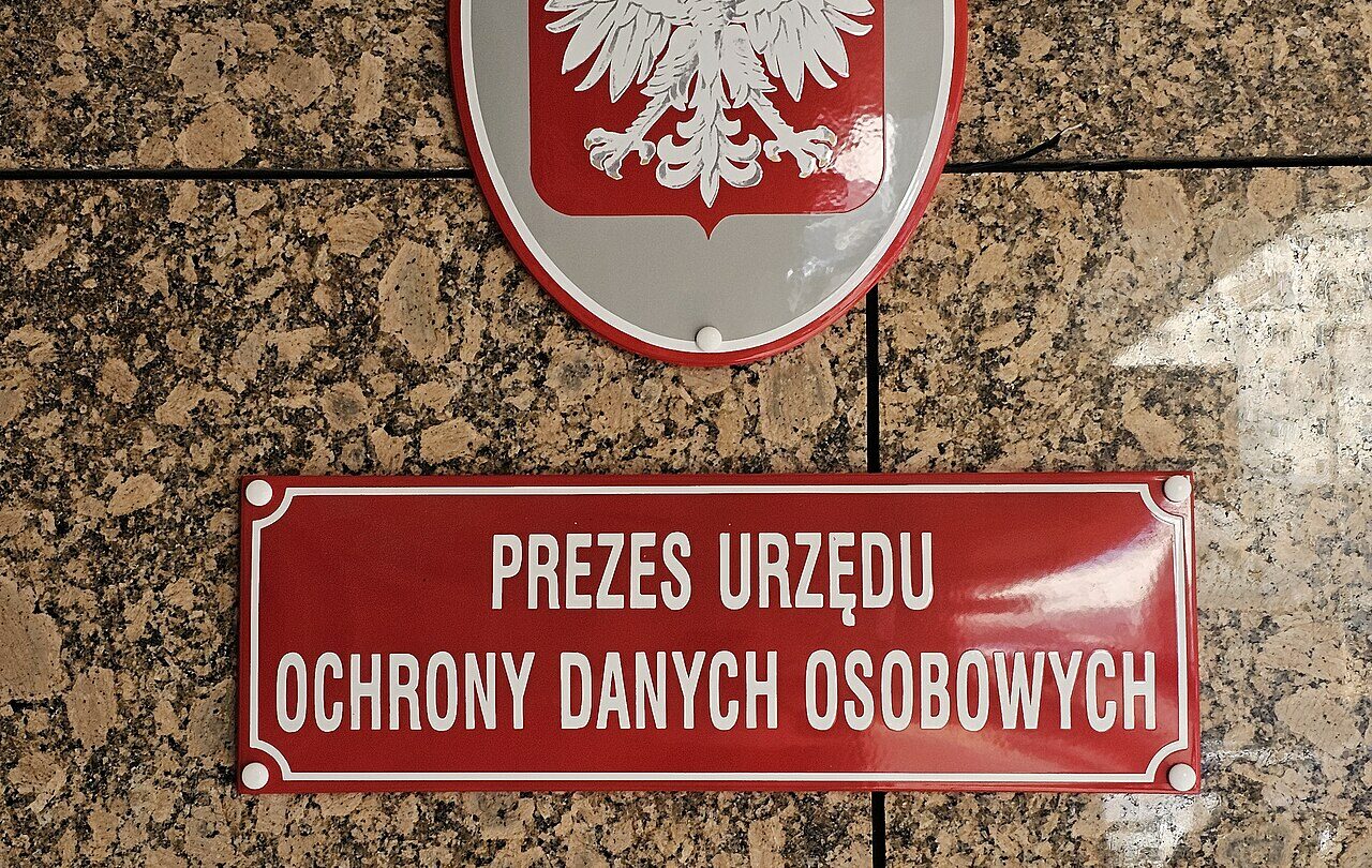 Tablice Urzędu Ochrony Danych Osobowych przy ulicy Moniuszki 1A w Warszawie