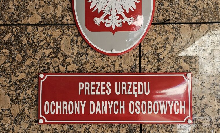 Tablice Urzędu Ochrony Danych Osobowych przy ulicy Moniuszki 1A w Warszawie