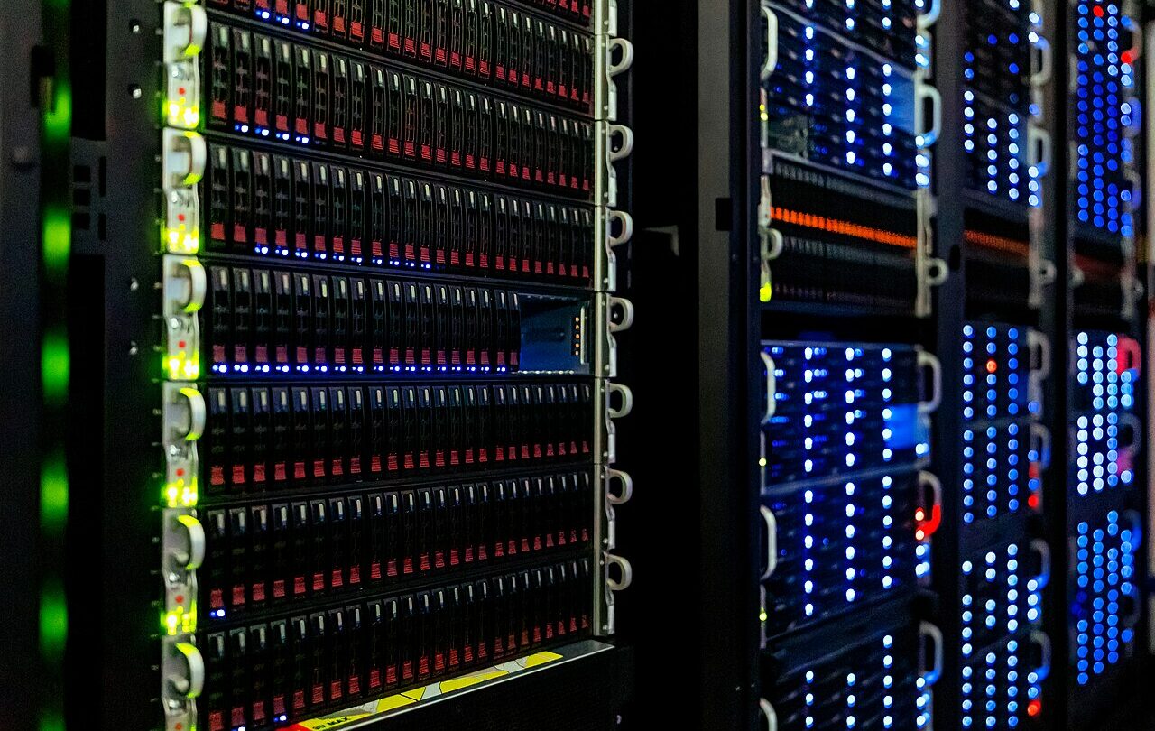 Szafy serwerowe w NOIRLab; ilustracja infrastruktury informatycznej, nie obiekt CSIRT ani szpital