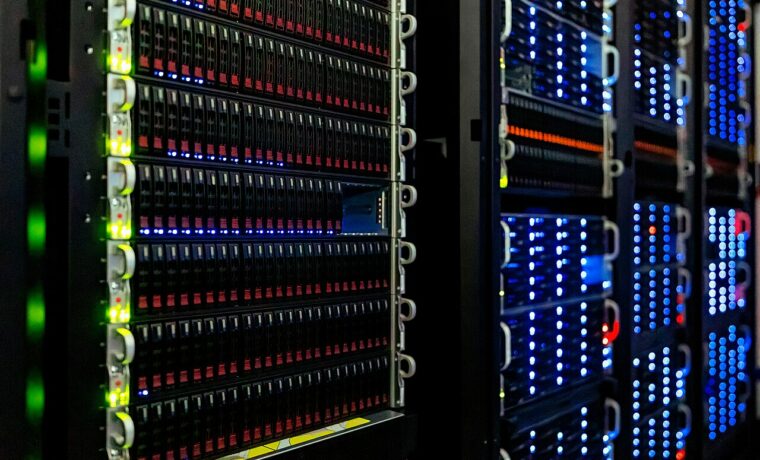 Szafy serwerowe w NOIRLab; ilustracja infrastruktury informatycznej, nie obiekt CSIRT ani szpital