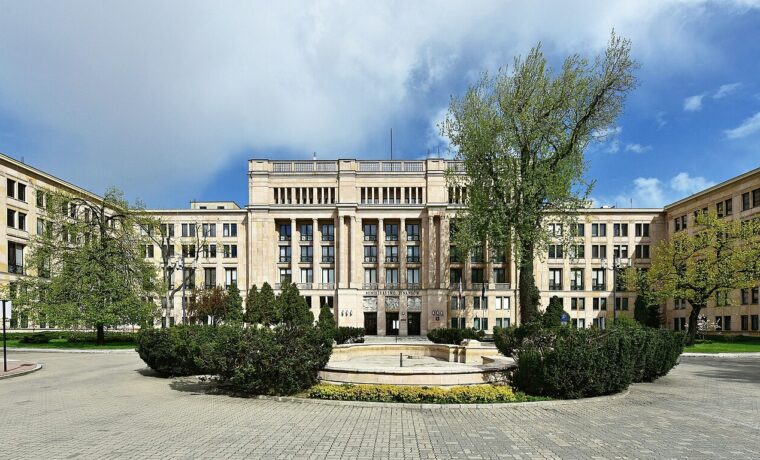 Gmach Ministerstwa Finansów w Warszawie na archiwalnej fotografii z 2017 roku