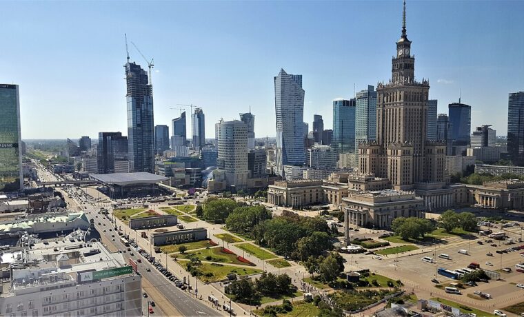 Panorama biurowej części Warszawy w lipcu 2020 roku; ilustracja regionu warszawskiego stołecznego