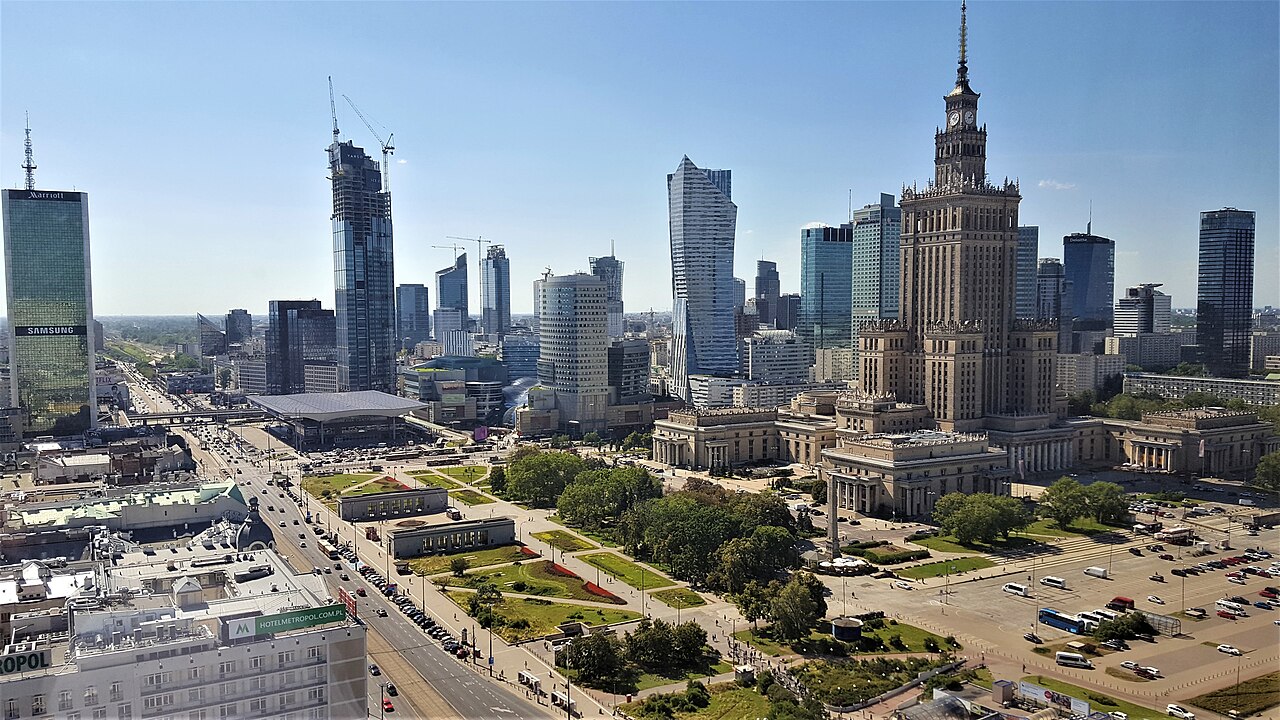 Panorama biurowej części Warszawy w lipcu 2020 roku; ilustracja regionu warszawskiego stołecznego