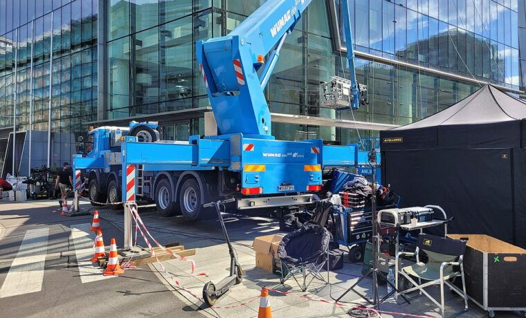 Produkcja filmowa przy budynku Q 22 w Warszawie we wrześniu 2022 roku, ilustracja pracy na planie; nie produkcja zaliczona do wyników 2025