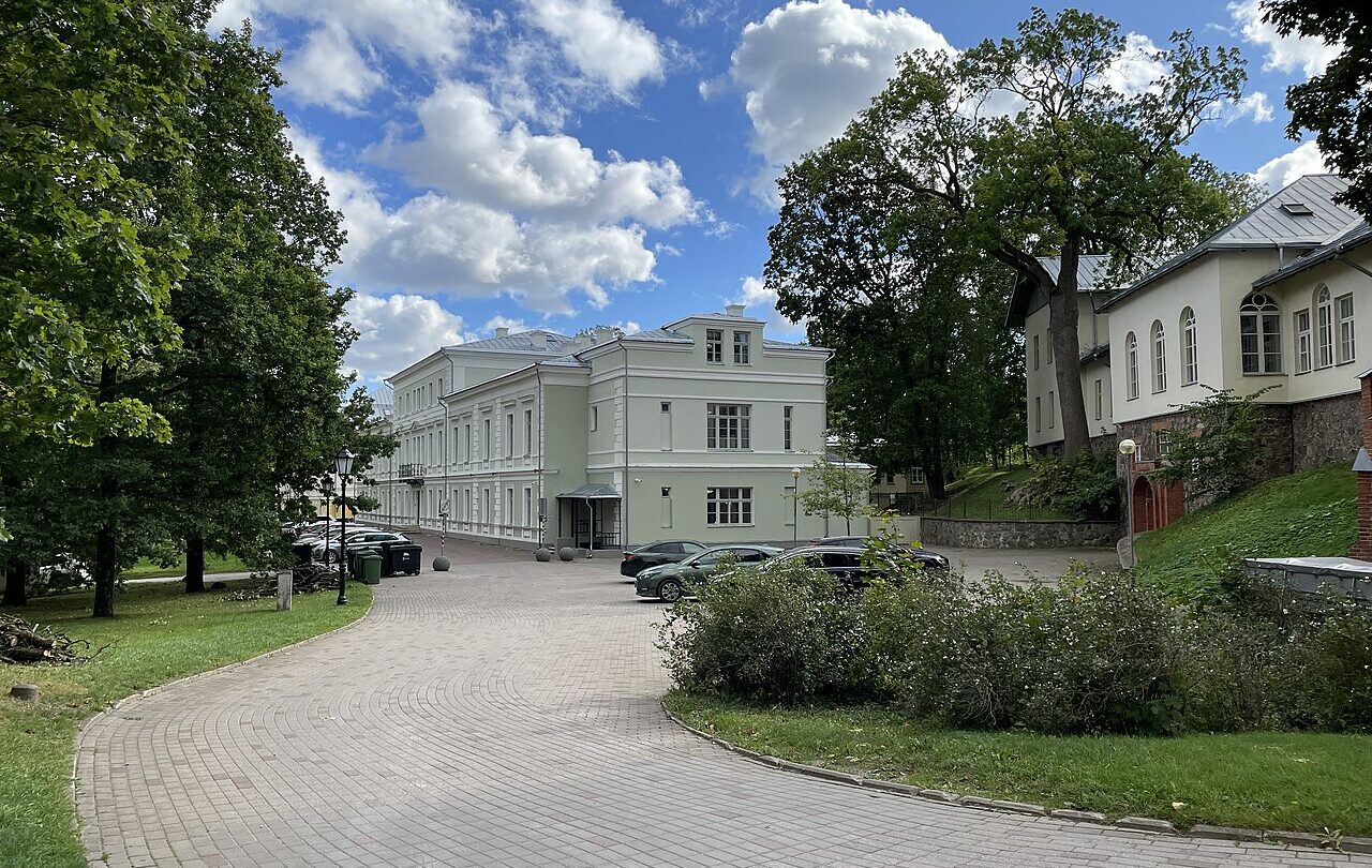Budynek estońskiego Sądu Najwyższego w Tartu, fotografia z 2025 roku; sąd przedstawił pytania dotyczące danych RAB